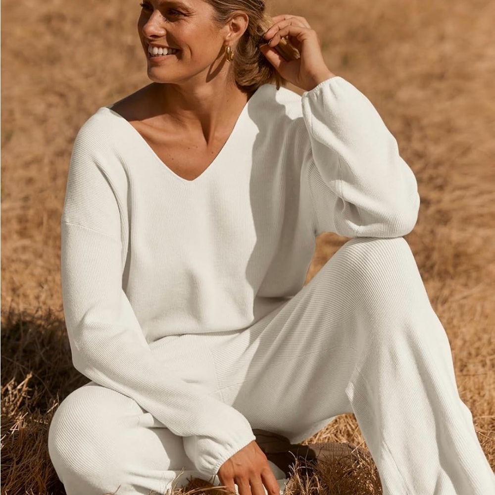 Cozy Stylish V-Neck Knit Set in Cream